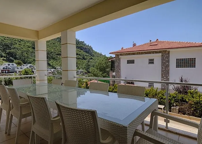 Detached With Private Pool In Oeluedeniz, 费特希耶