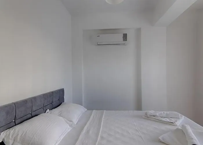 Detached With Private Pool In Oeluedeniz, 费特希耶