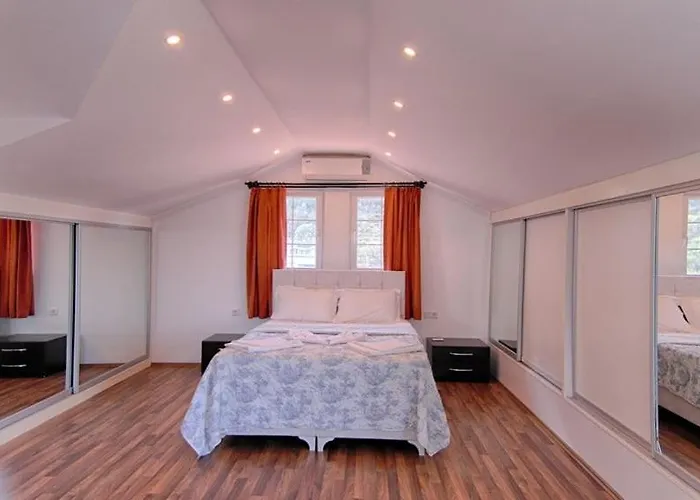 Detached With Private Pool In Oeluedeniz, 费特希耶